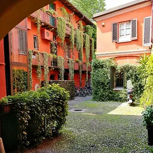 - Alzaia Naviglio Grande Itália